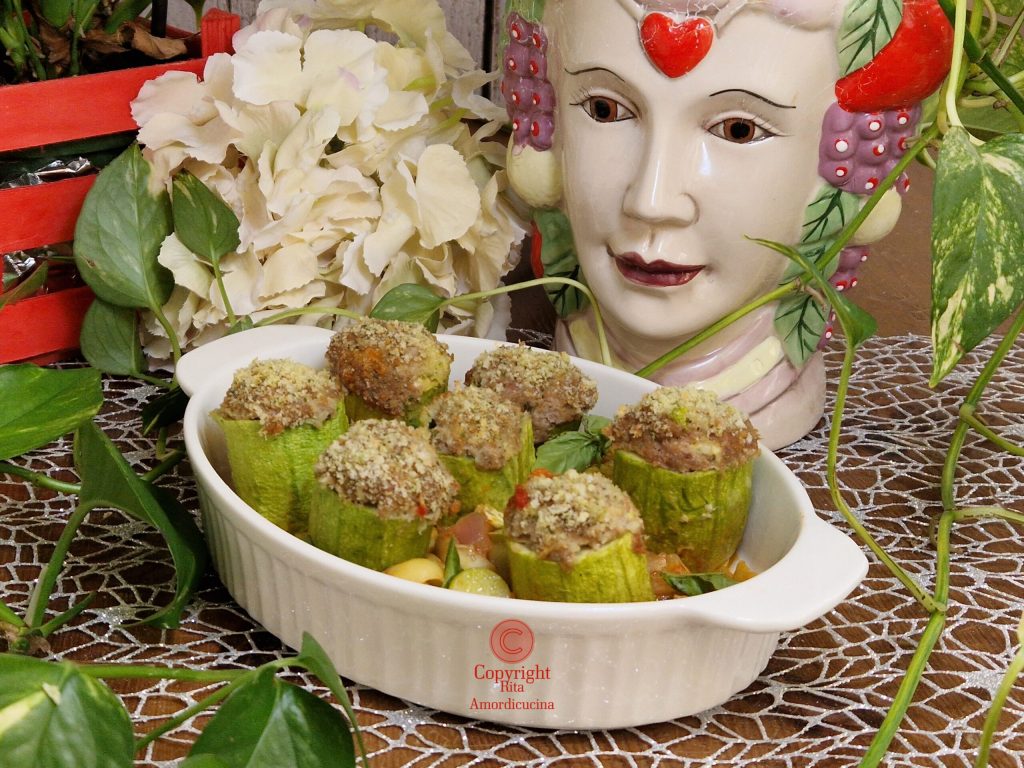 Mit Schwertfisch gefüllte Zucchini aus dem Ofen