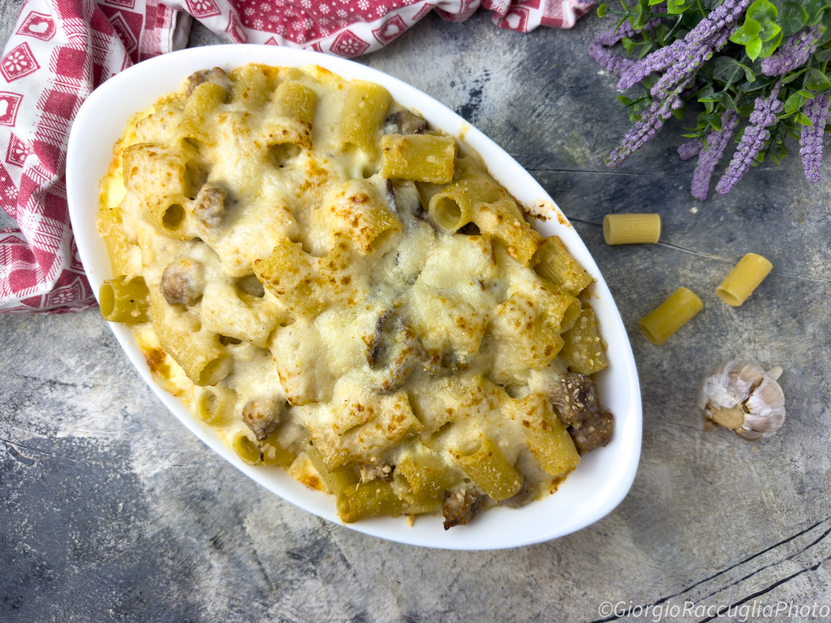 Gebackene Pasta mit Pilzen und Wurst, cremig und gratiniert