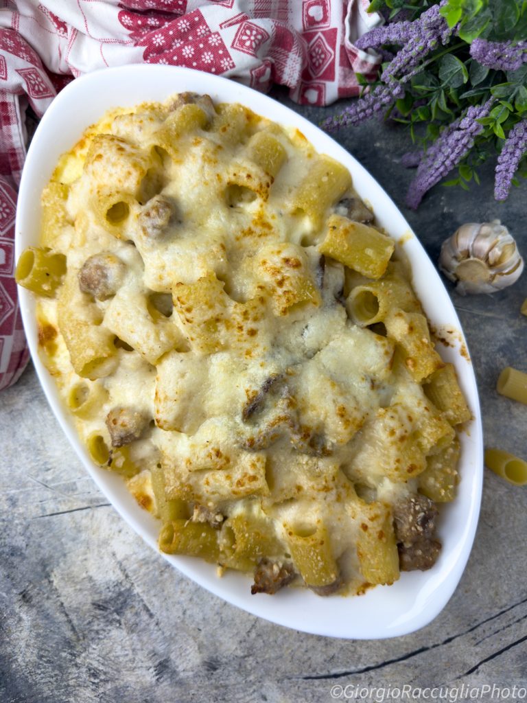 Gebackene Pasta mit Pilzen und Wurst