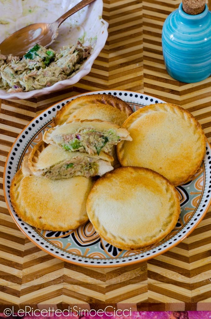 Brot-Ravioli mit Thunfisch, Avocado und Käse