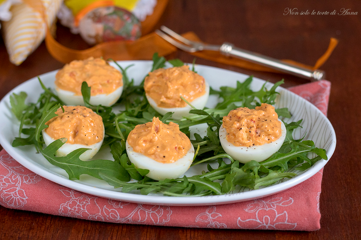 Gefüllte Eier mit Paprika und Käse