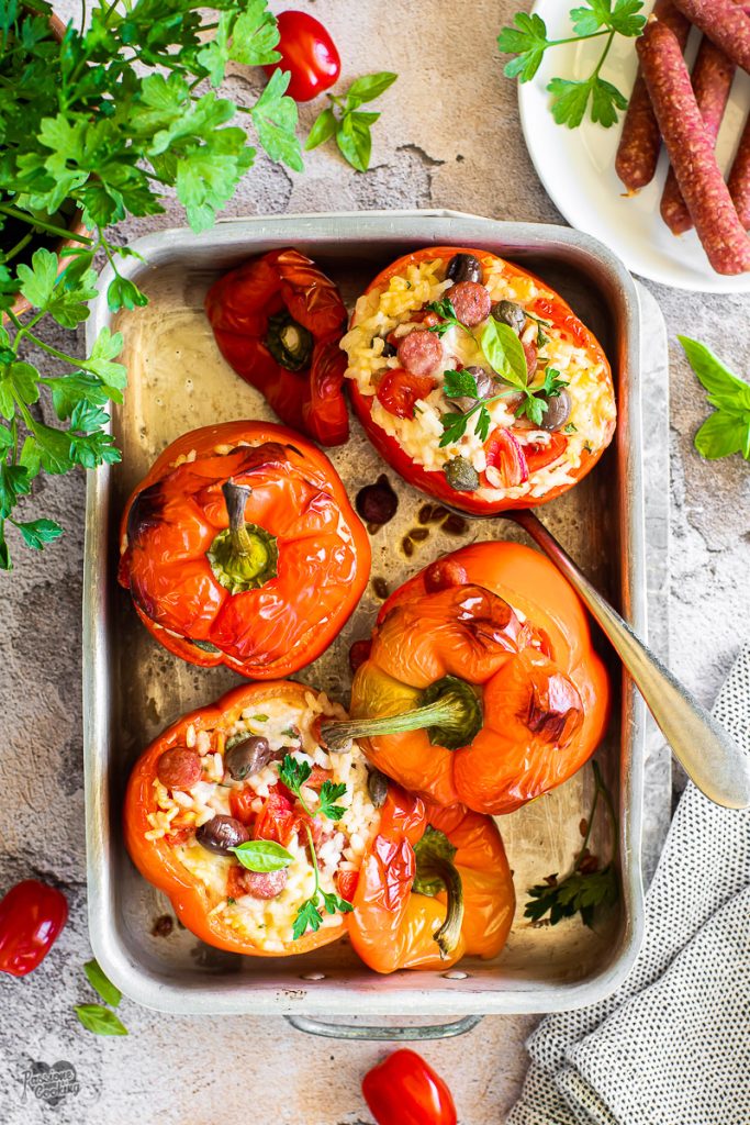 Gefüllte mediterrane Paprika mit Kaminwurzen