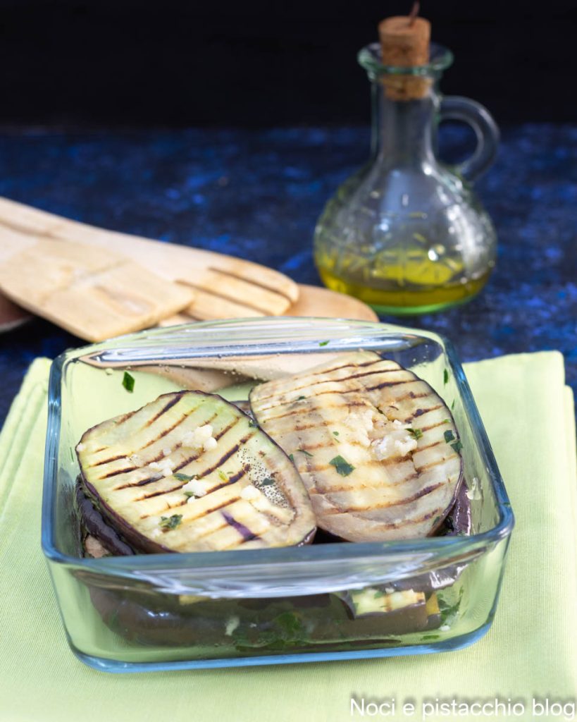 gegrillte Auberginen in Öl