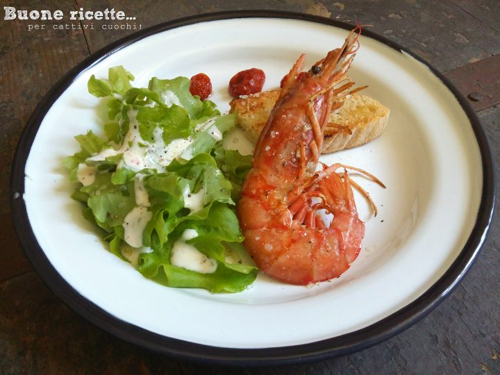 Gegrillte Riesengarnelen mit Salat und Brot