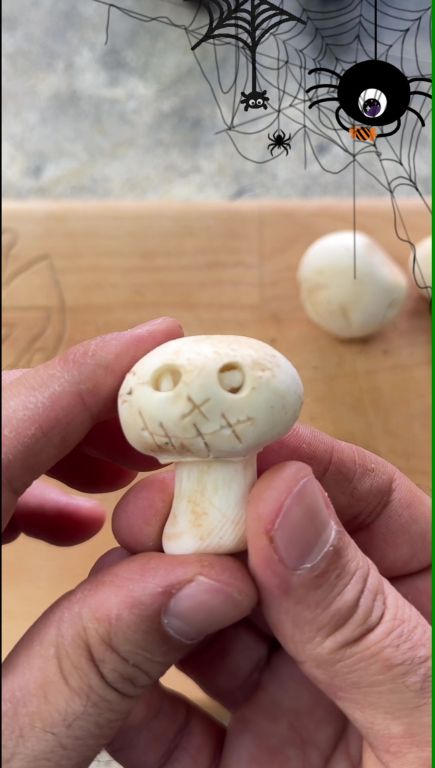 Gespenstische Halloween-Pizza