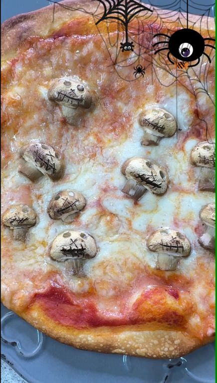 Gespenstische Halloween-Pizza