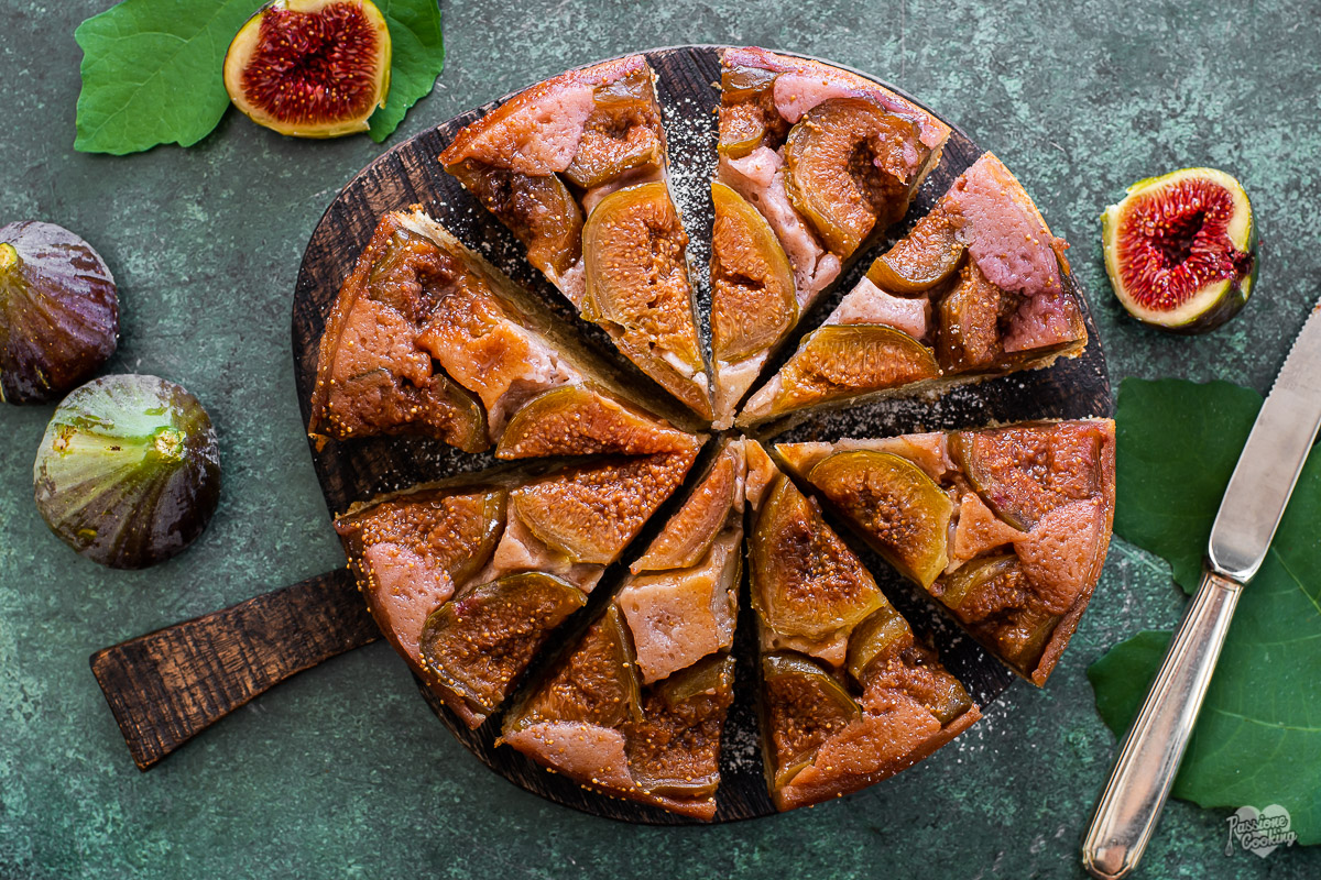 Gestürzter Kuchen mit frischen Feigen