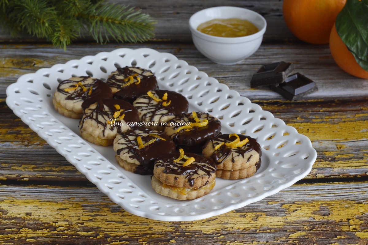 Gewürzkekse mit Orangenmarmelade und Schokolade