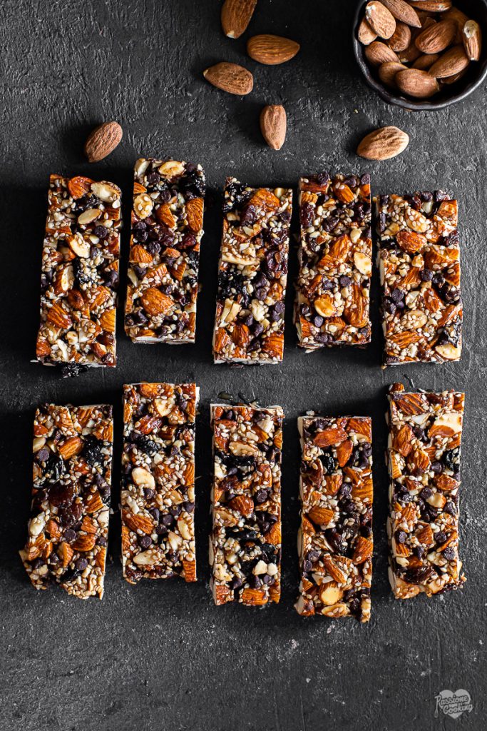 Granola-Riegel mit Mandeln und Schokolade