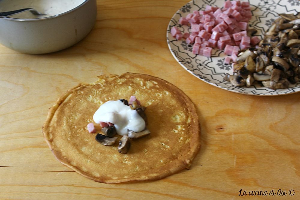 Gratinierte gefüllte Crêpes-Täschchen aus dem Ofen