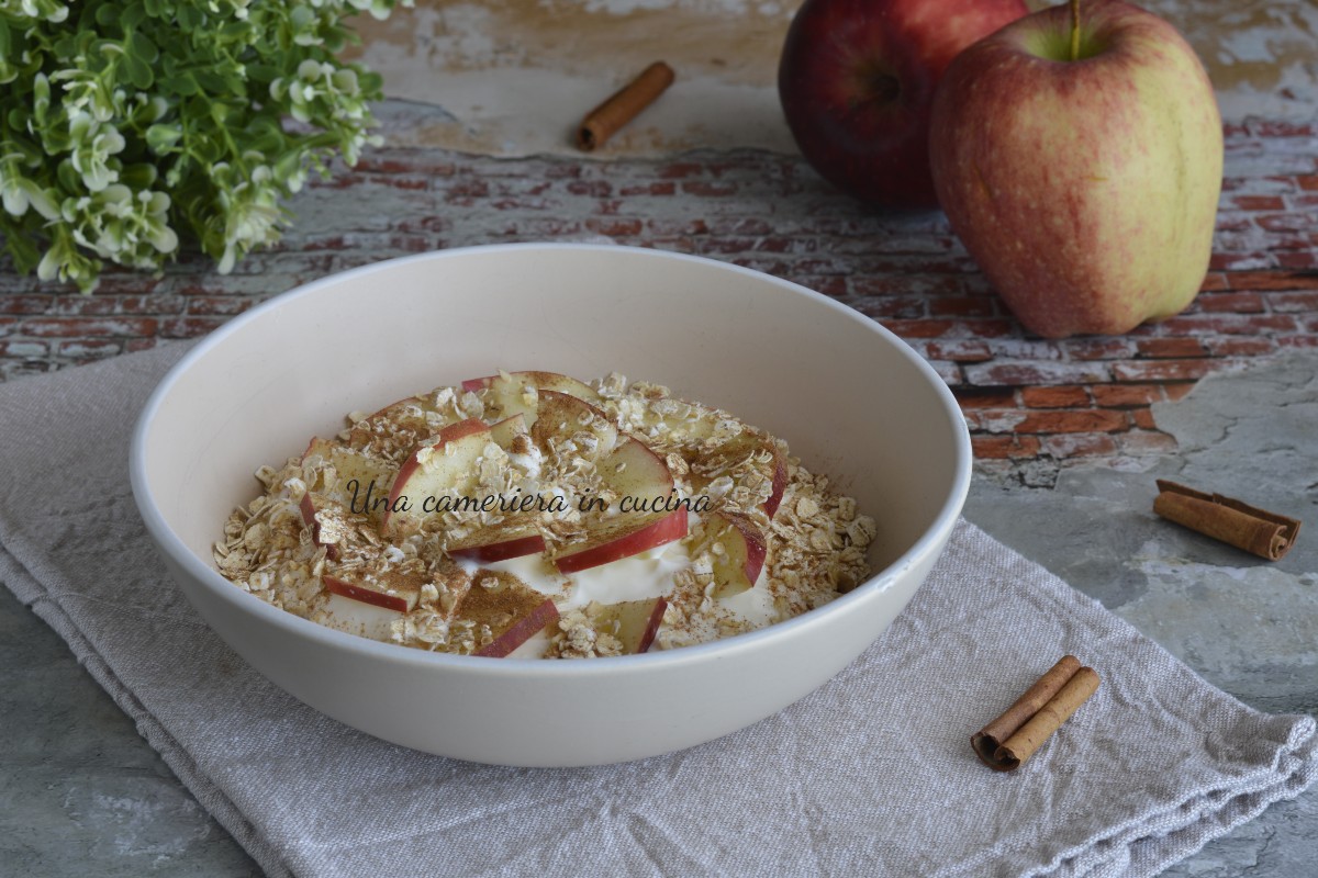 Griechischer Joghurt mit Haferflocken und Apfel
