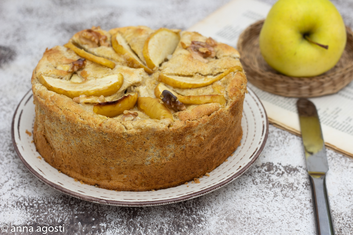 Haferflockenkuchen mit Äpfeln und Walnüssen ohne Mehl