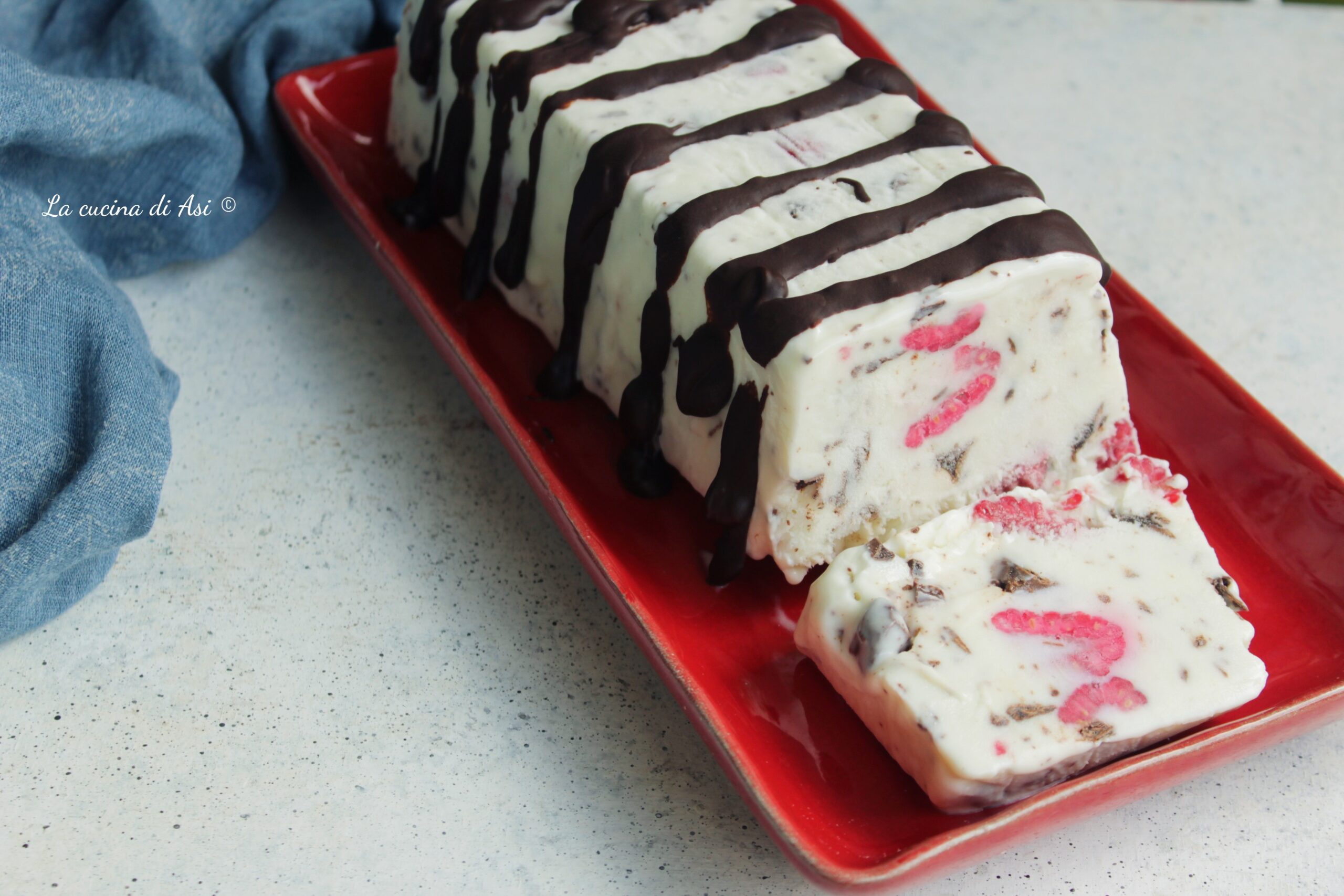 Halbgefrorenes mit Joghurt, Himbeeren und Schokolade