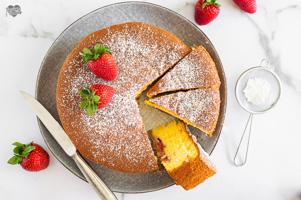 Heiße Milch-Torte mit Erdbeeren