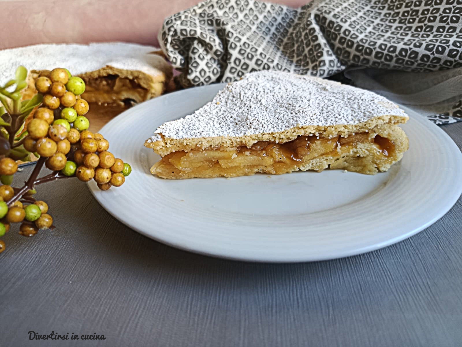 Herbstkuchen mit Äpfeln, Nüssen und Marmelade