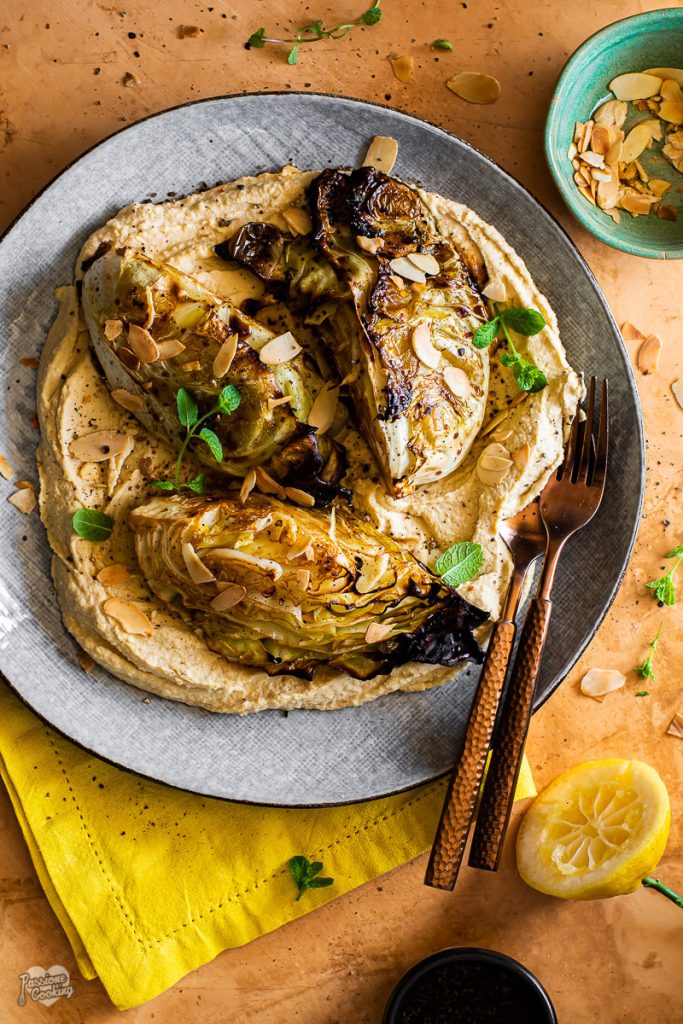 Hummus mit Spitzkohl und Miso