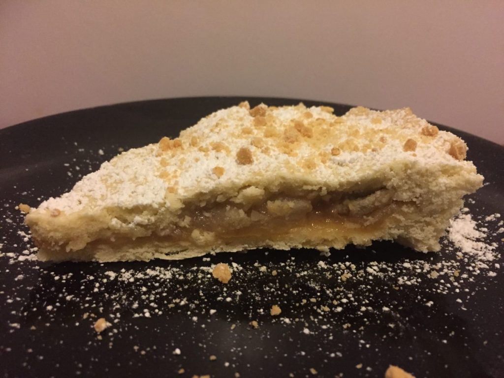 Torte mit Trauben- und Birnenmarmelade