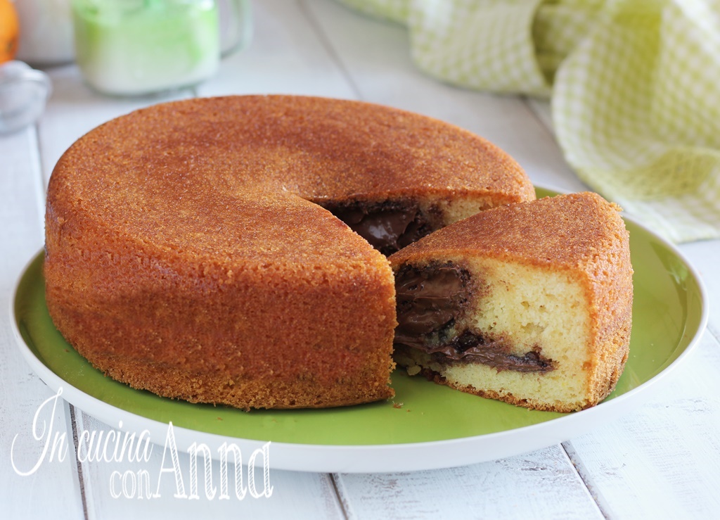 Superweicher Kuchen mit cremigem Schokoladenherz