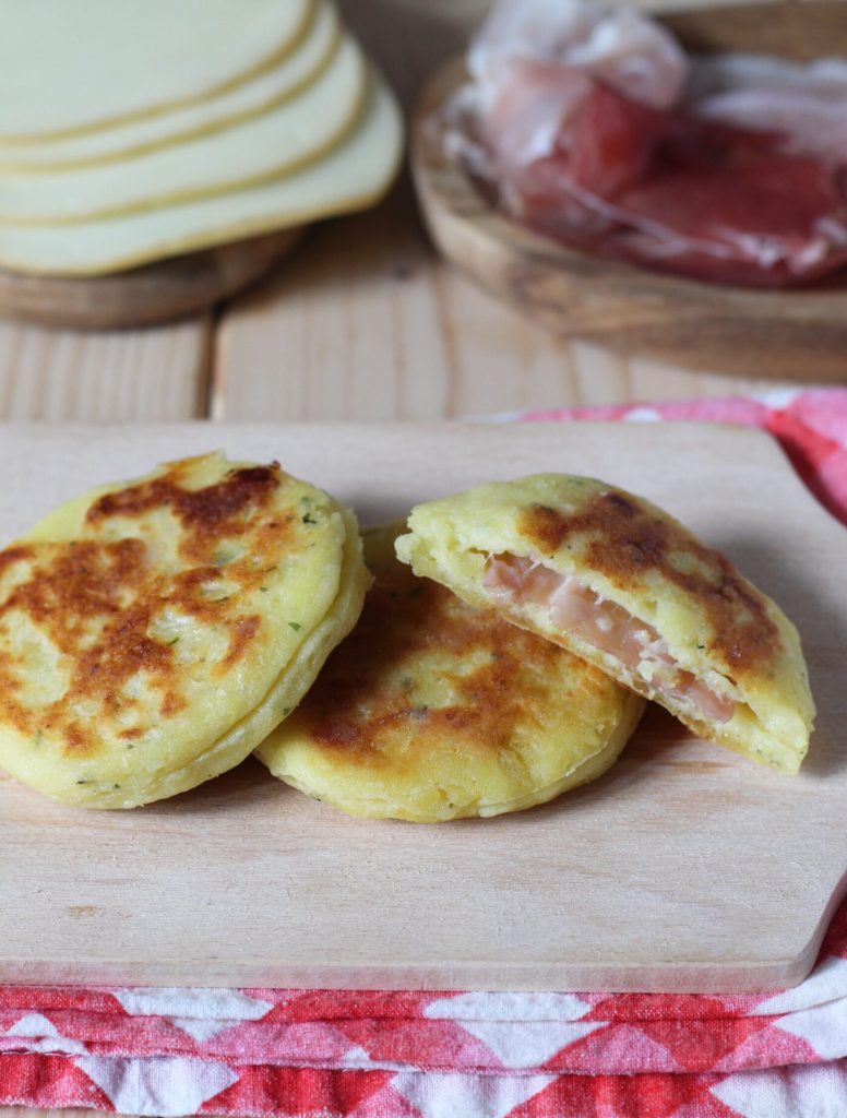 gefüllte Kartoffelfladen in der Pfanne