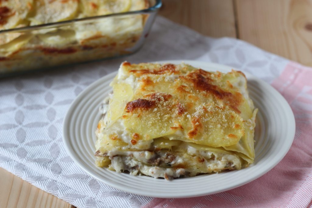 lasagne mit kartoffeln, wurst und pilzen