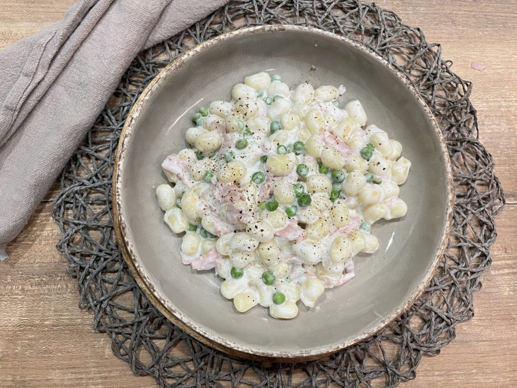 Kartoffelklößchen mit Sahne Erbsen und Schinken