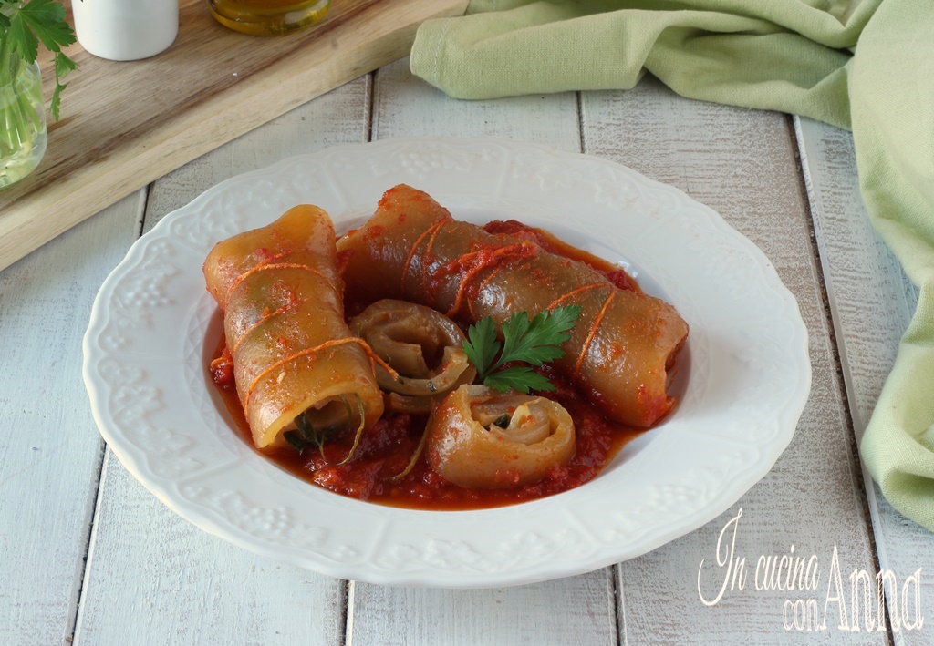 Napolitanische Schweineschwarten in Tomatensauce