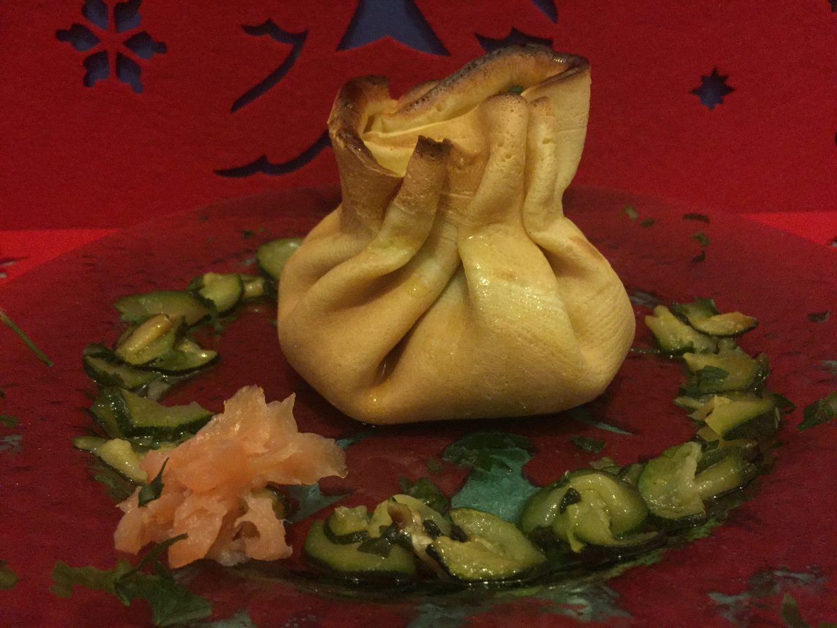 Crêpes-Täschchen mit Lachs und Zucchini