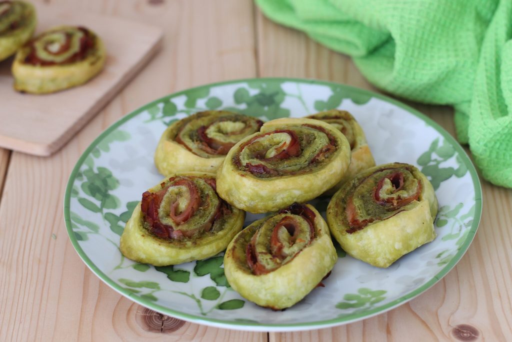 Blätterteig-Schnecken mit Pesto und Speck