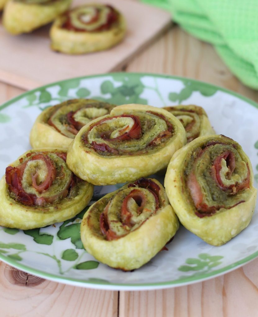 blätterteig-rollen mit pesto und speck