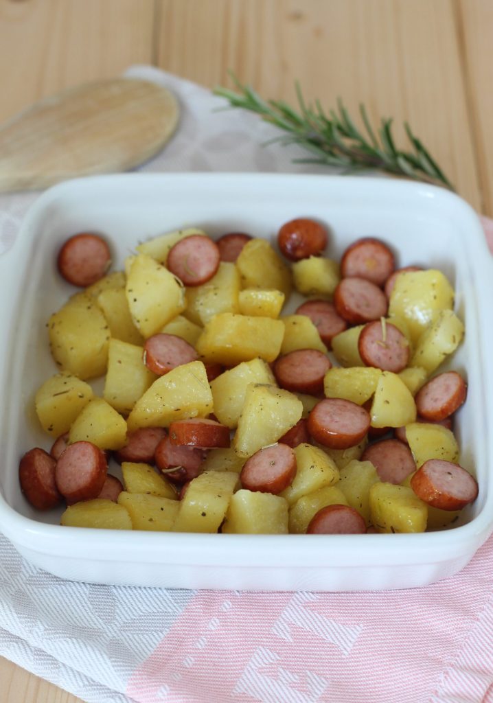 Kartoffeln und Würstchen aus dem Ofen