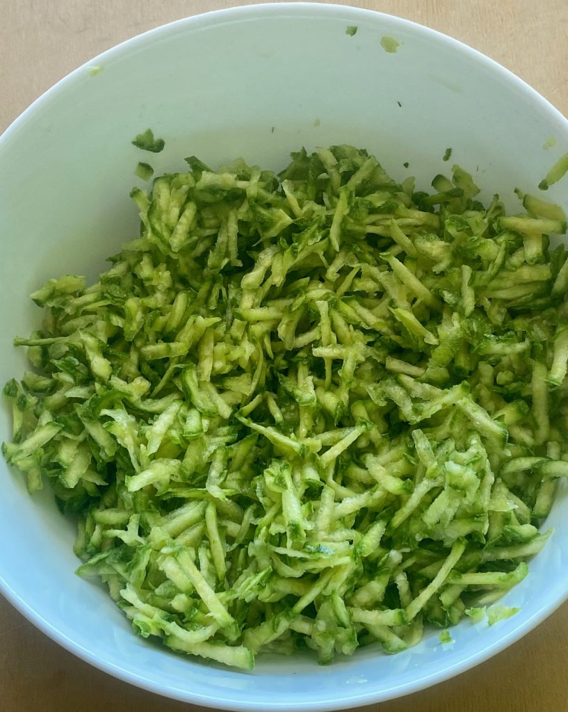 Eine Zucchini reiben