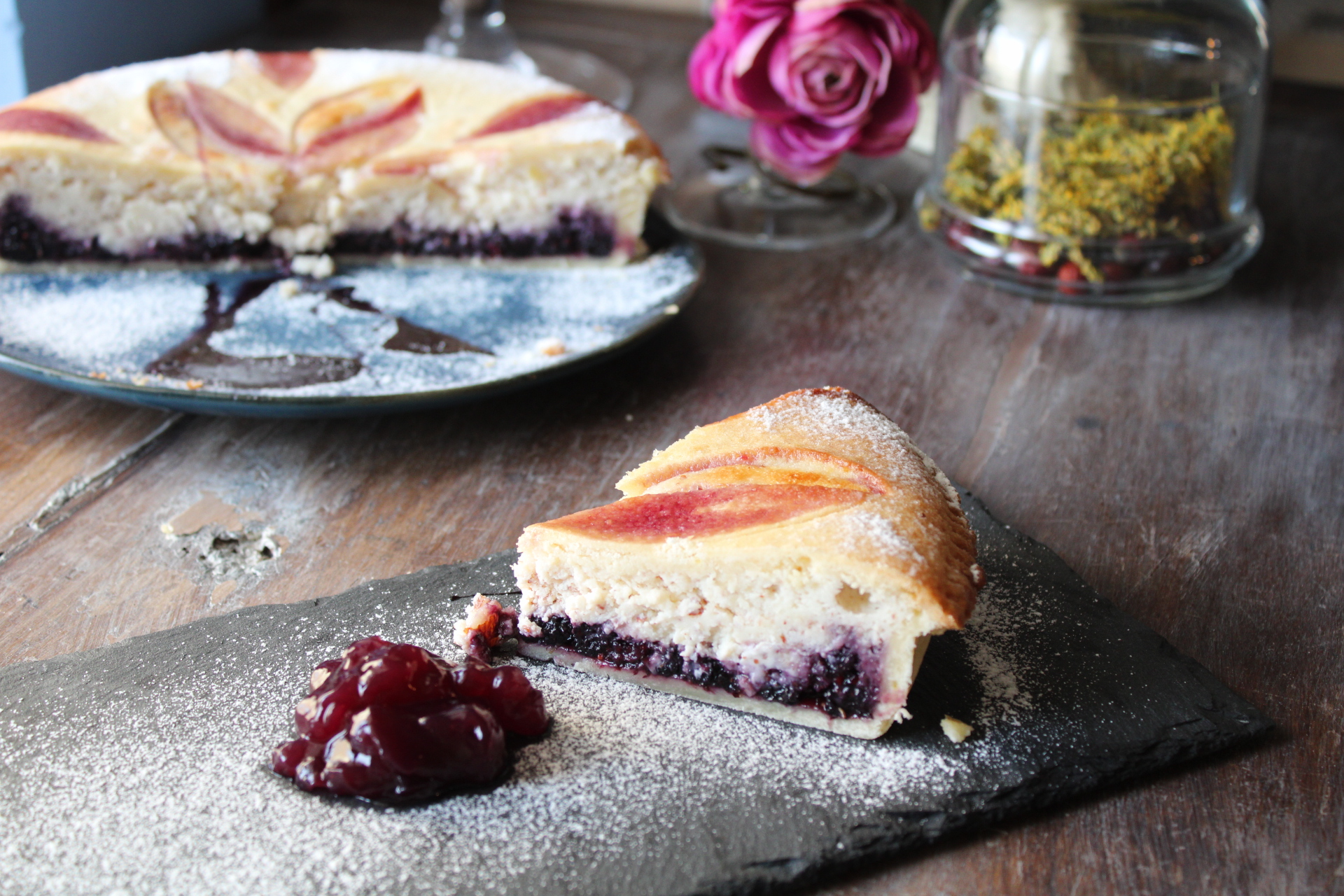 Torte mit Maulbeeren und Frangipane mit Ricotta