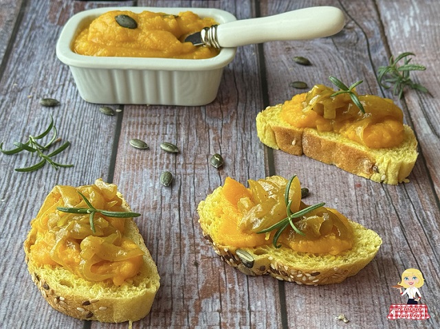 CROSTINI MIT KÜRBIS UND KARAMELLISIERTEN ZWIEBELN