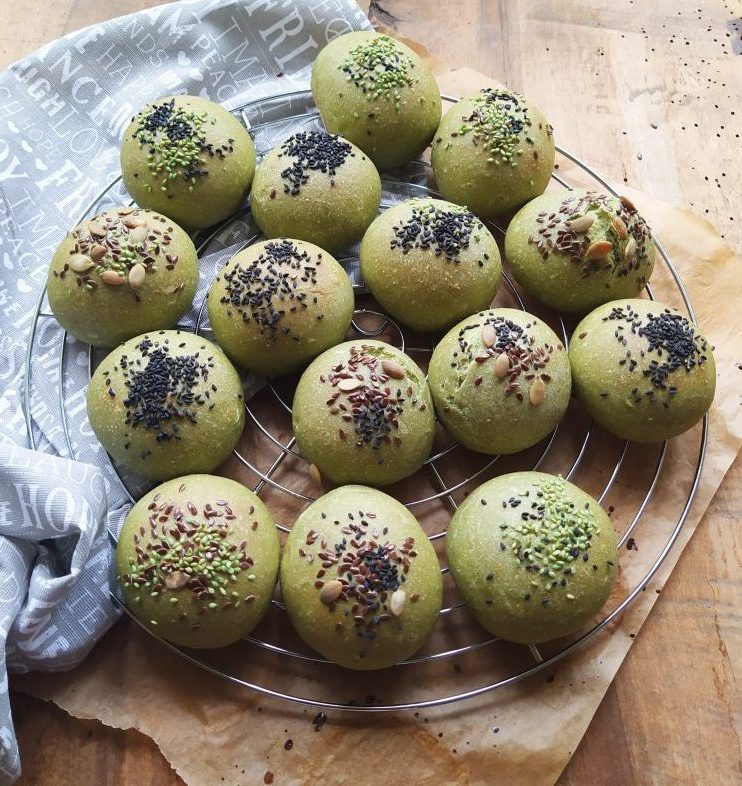 Grüne Brötchen mit Spinat und gemischten Samen