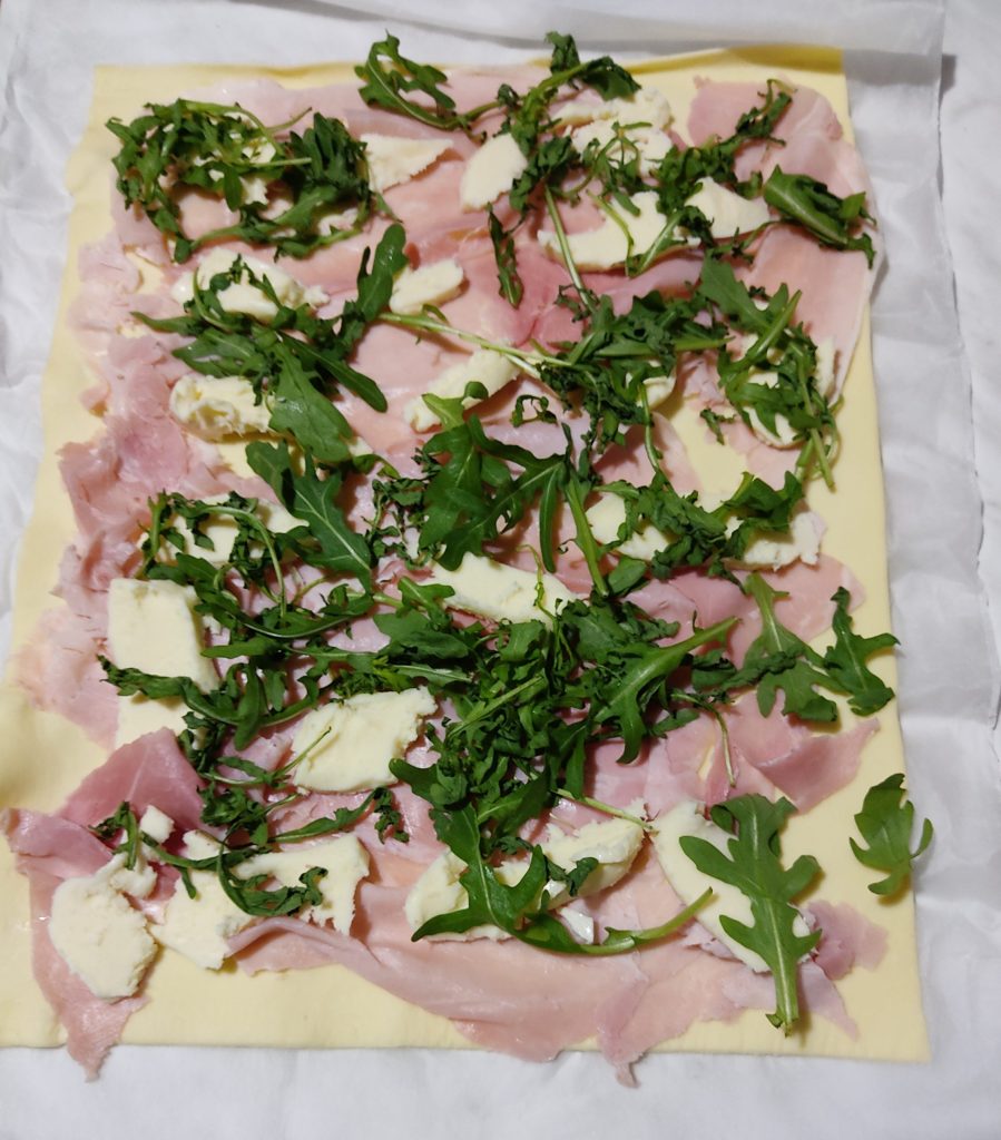 Weihnachtskranz mit Blätterteig als Weihnachtsmittelstück