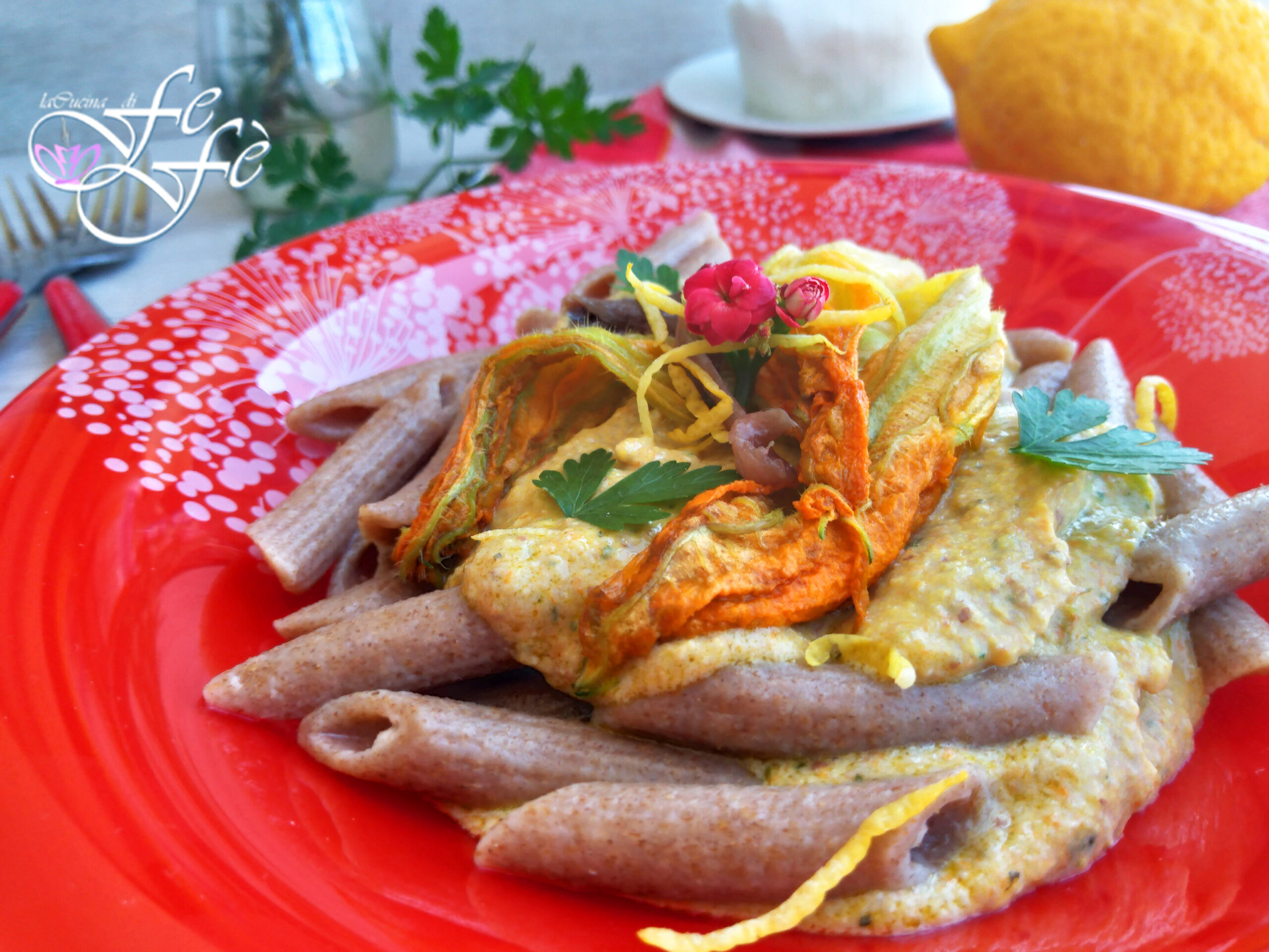 VOLLKORN-PENNE AUS TIMILÌA IN KÜRBISBLÜTENCREMESAUCE UND RICOTTA