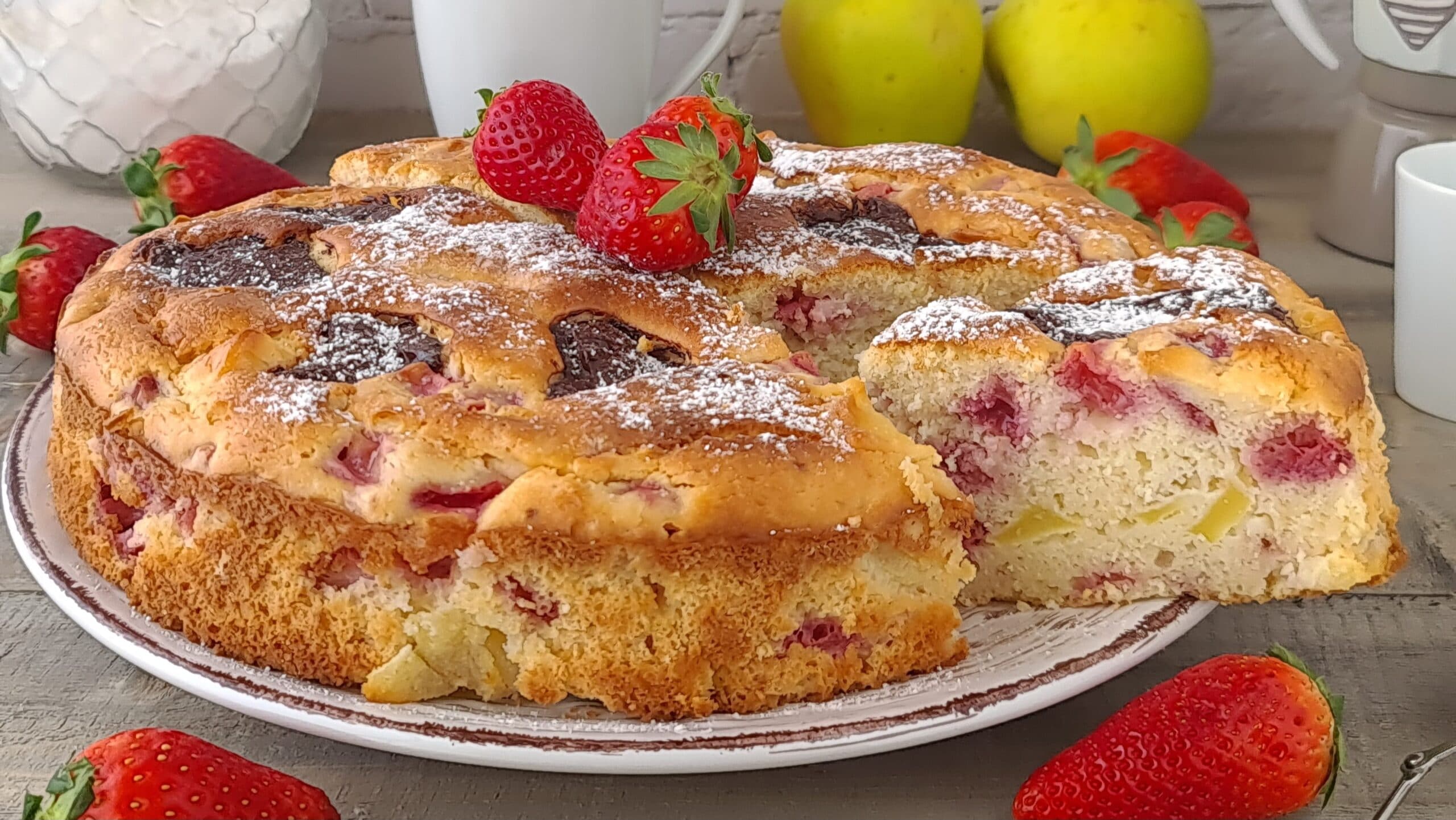 Weicher Kuchen mit Erdbeeren, Äpfeln und Ricotta