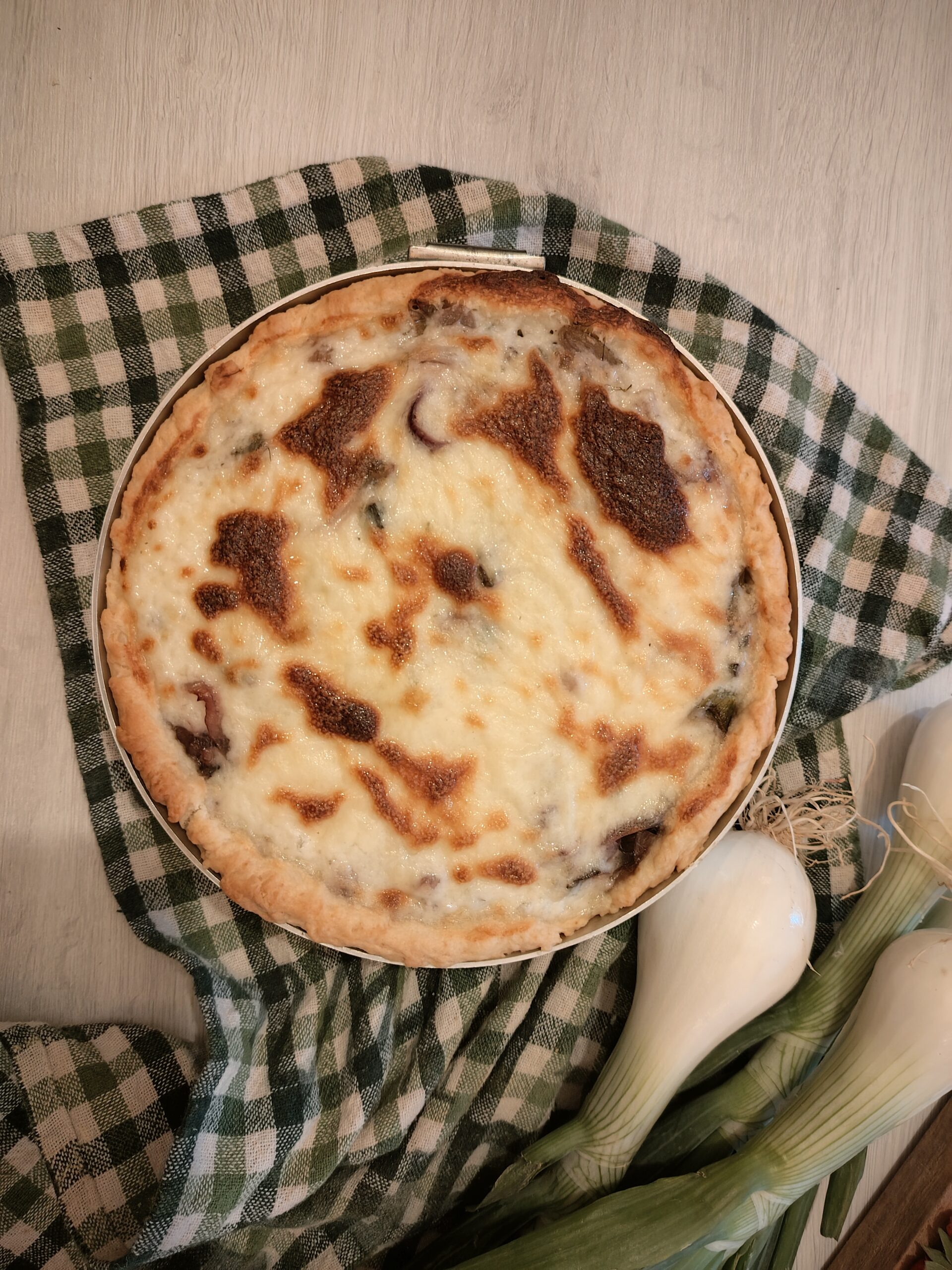 Herzhafter Kuchen mit Frühlingszwiebeln und Pecorino ohne Eier.