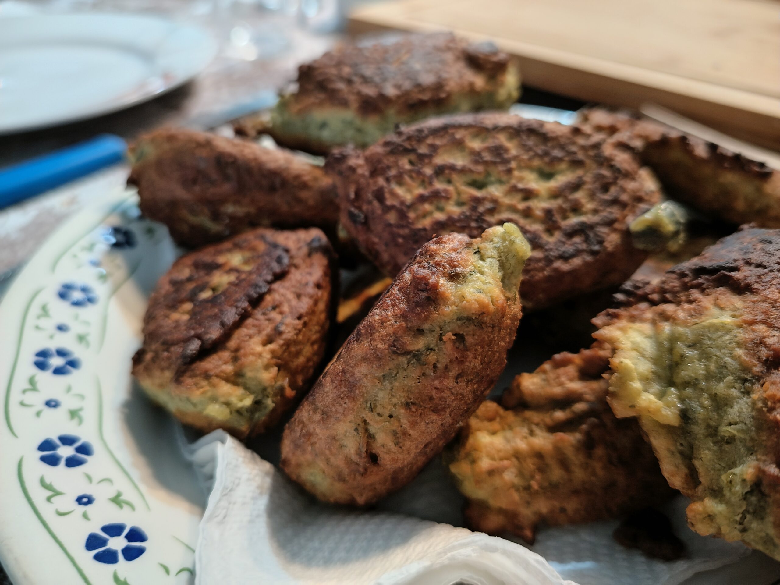Kichererbsenbällchen mit Gartenkräutern