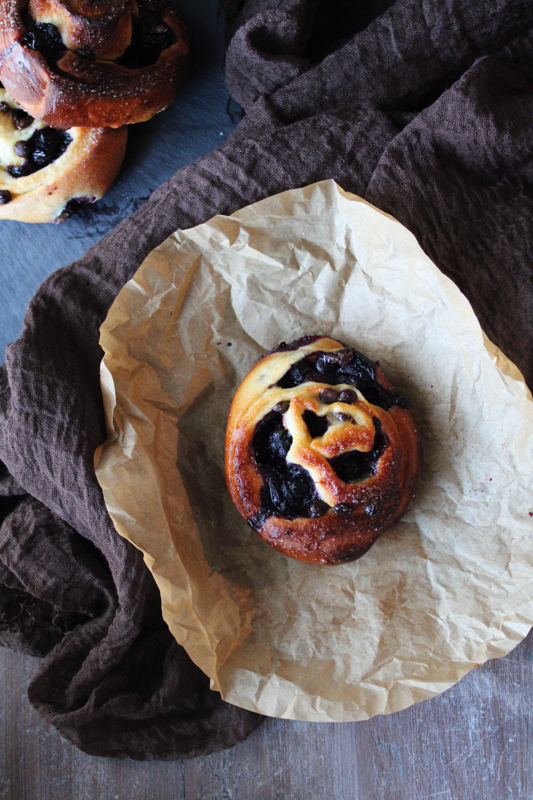 Hefeschnecken mit Heidelbeeren und Schokolade