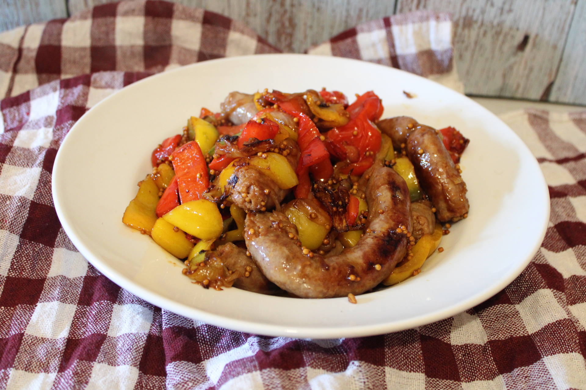 Wurst mit Paprika und Senf