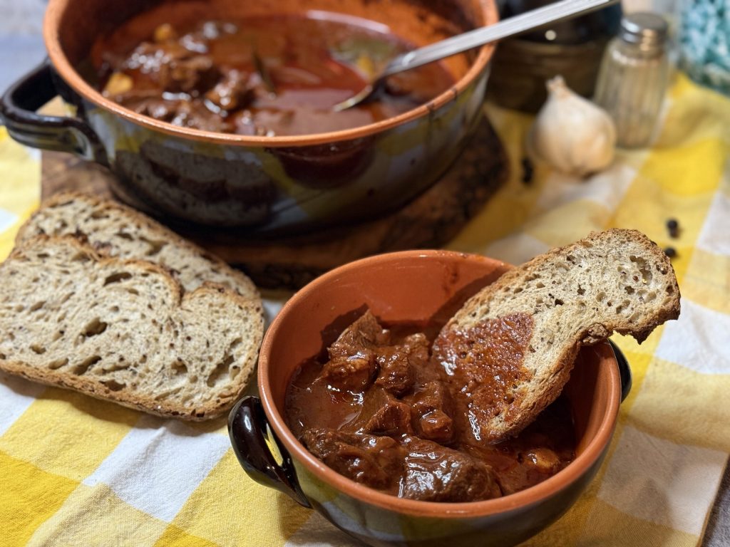 Einfacher Toskanischer Peposo aus dem Ofen