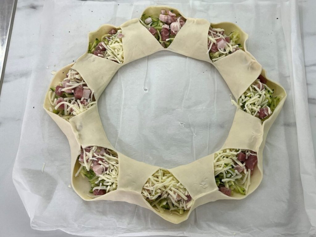 Herzhafte Zucchinikrone im Blätterteig