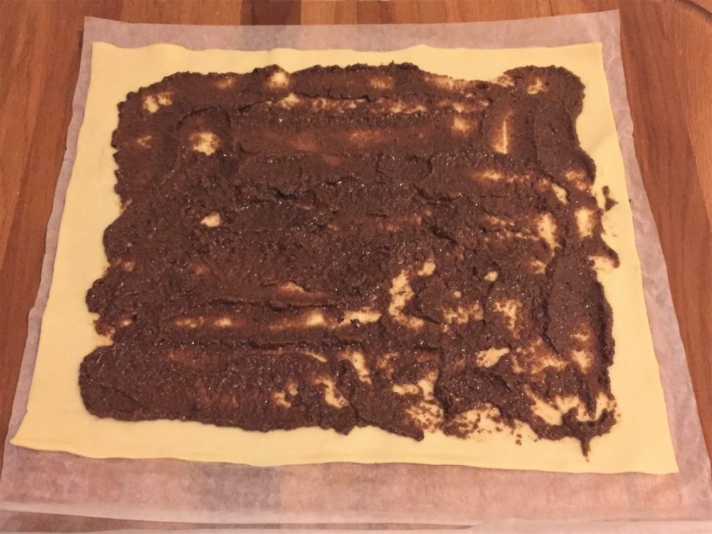 Blätterteigspiralen Olivenpaste