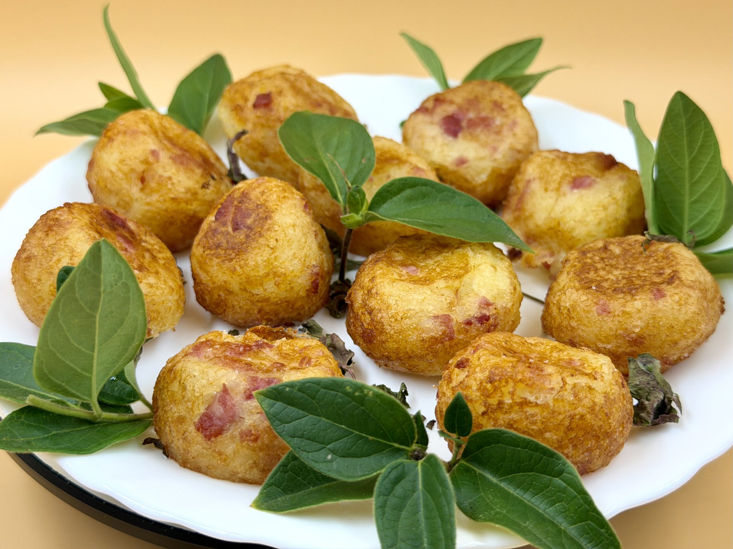 Kartoffelbällchen mit gekochtem Schinken