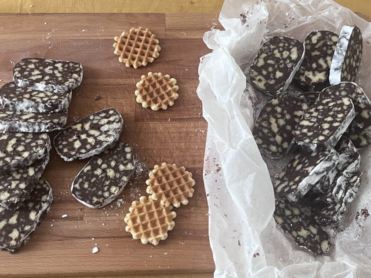 Schokoladen-Waffelsalami aus Zartbitterschokolade