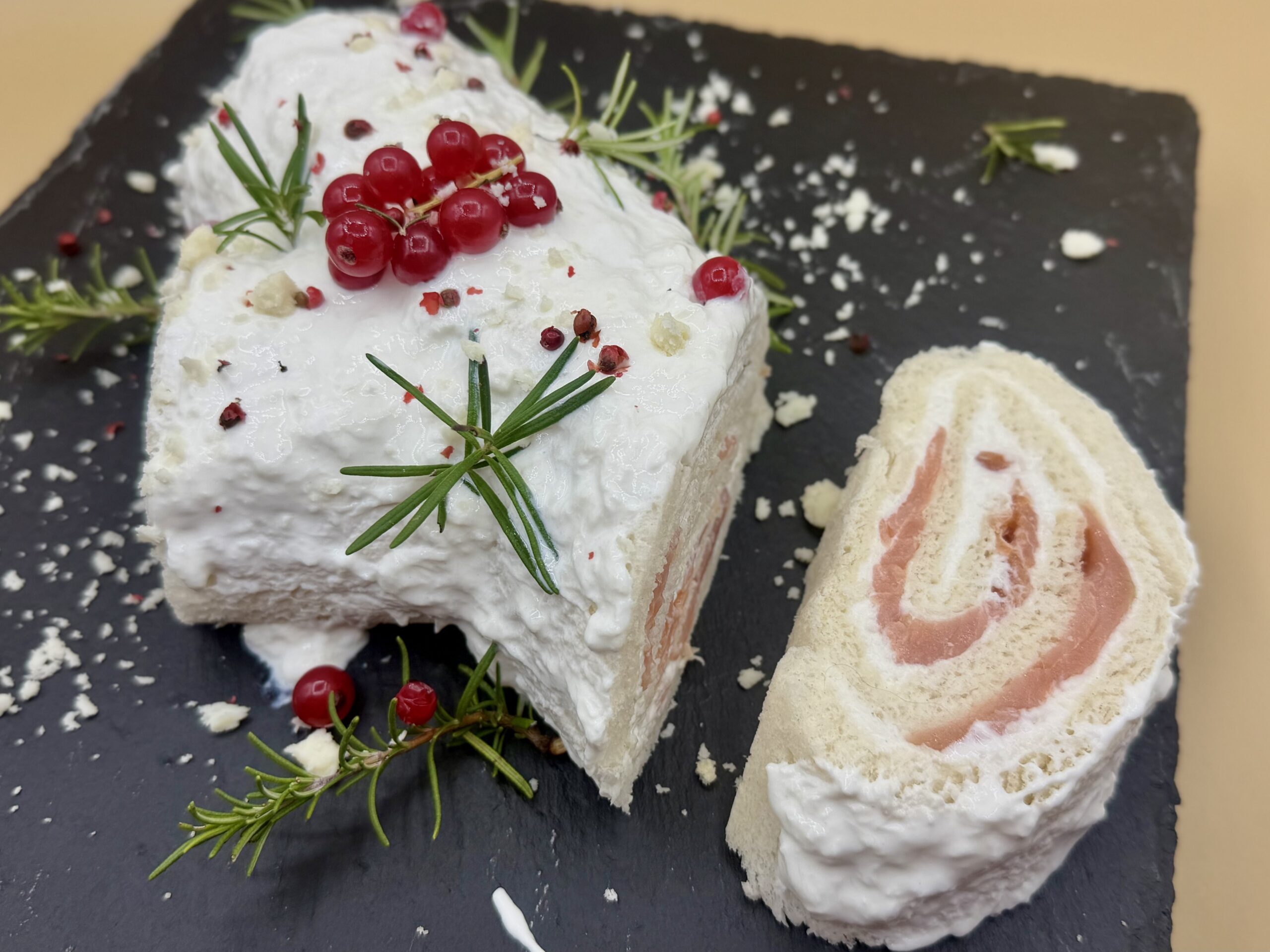Herzhafter Weihnachtsbaumstamm mit Lachs und Stracciatella – Ohne Kochen