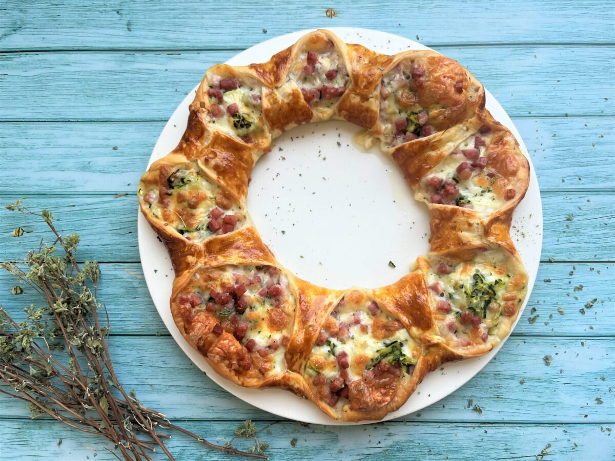 Herzhafte Zucchinikrone im Blätterteig