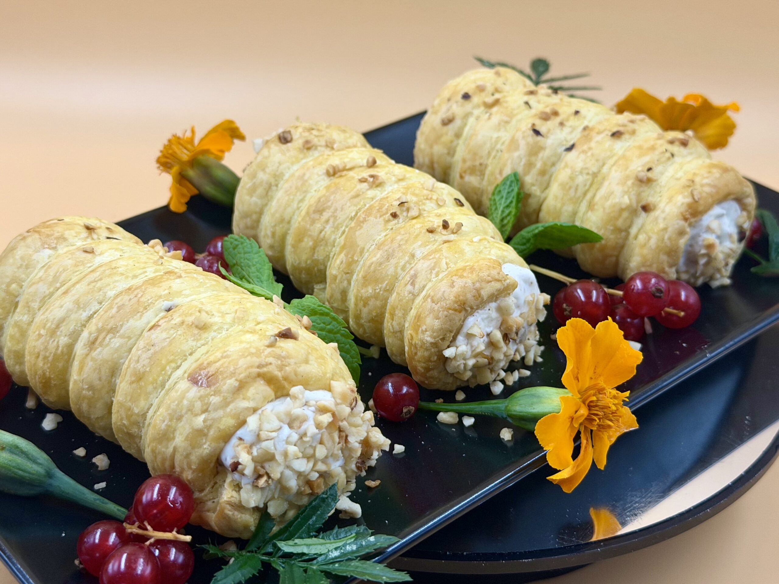 Süße Blätterteig-Cannoli mit Mascarpone, Sahne und Nüssen – Einfaches und Leckeres Weihnachtsdessert