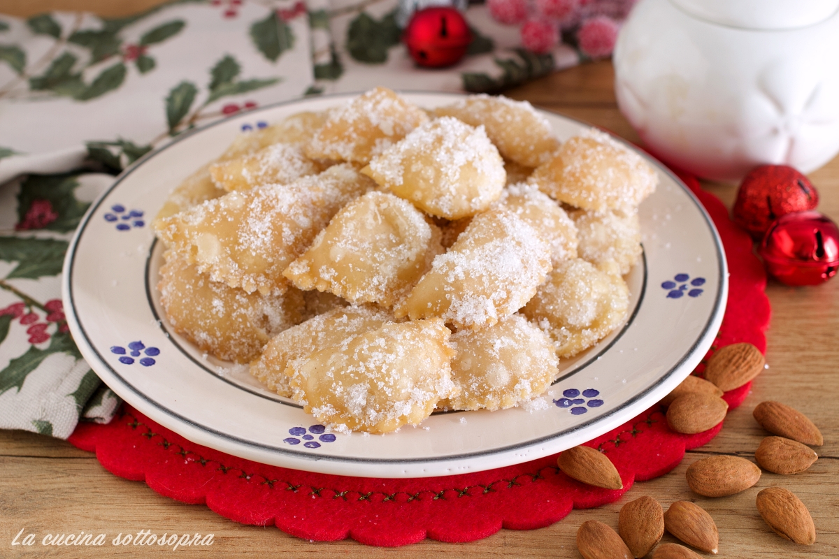 Apulische Calzoncelli – traditionelle weihnachtliche Süßigkeiten gefüllt mit Mandeln